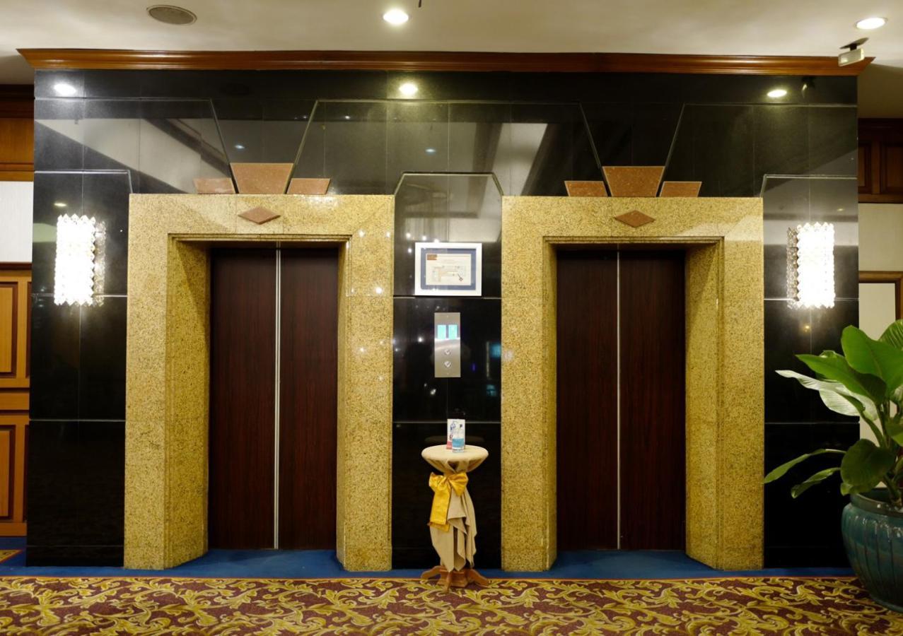 Town In Town Hotel Bangkok Luaran gambar