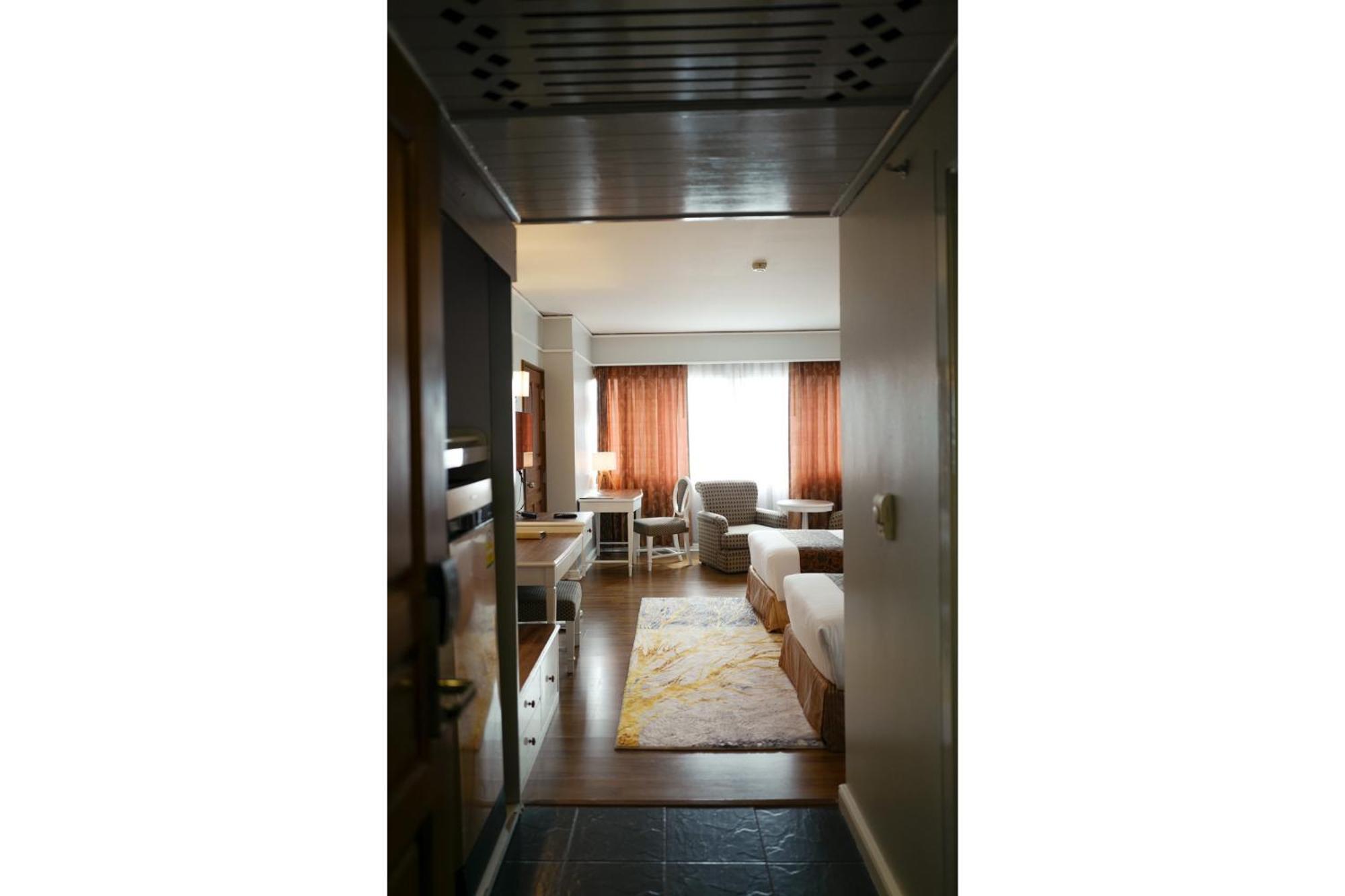 Town In Town Hotel Bangkok Luaran gambar