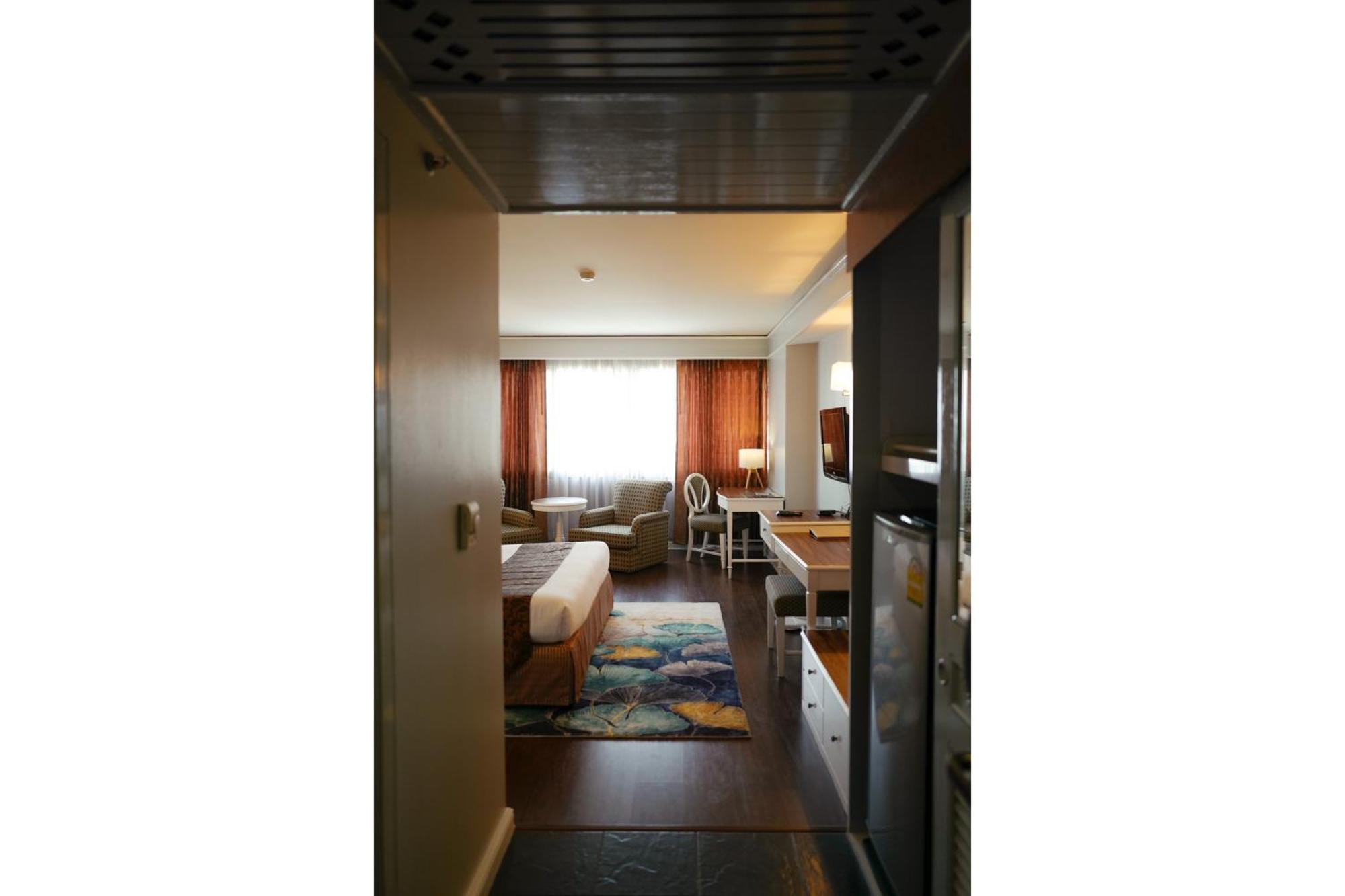 Town In Town Hotel Bangkok Luaran gambar